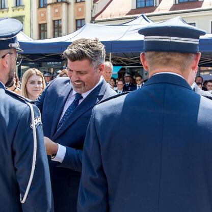 Zdjęcie przedstawia uroczystość z okazji Święta Policji w Rybniku, Śląsk, z udziałem funkcjonariuszy i samorządowców. (wygenerowano przez AI)