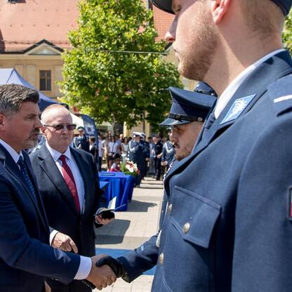 Zdjęcie przedstawia uroczystość Święta Policji w Rybniku, gdzie funkcjonariusze i samorządowcy składają hołd policji za jej poświęcenie i służbę. (wygenerowano przez AI)