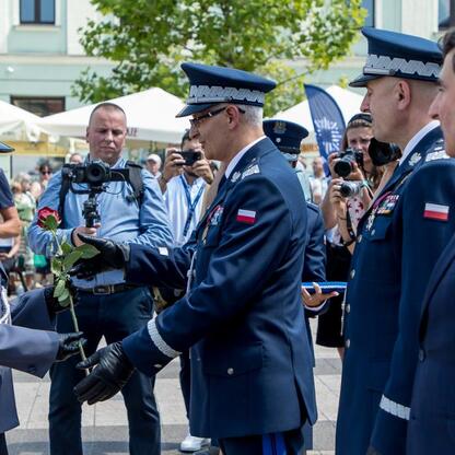 Ceremonialny moment na Święcie Policji w Rybniku, Śląsk, 2023. Oficer odbiera bukiet kwiatów, symbolizujący szacunek i życzliwość wśród policjantów. (wygenerowano przez AI)