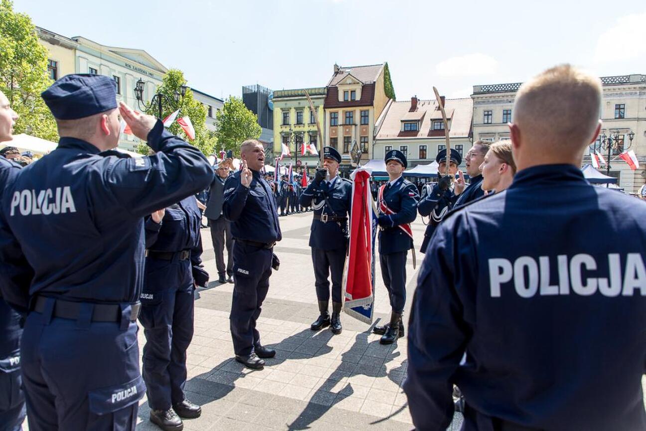 Rybnickie obchody Święta Policji z 2023 roku. Marsz policyjny z ornamentowymi sztandarami. (wygenerowano przez AI)
