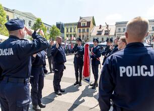 Rybnickie obchody Święta Policji z 2023 roku. Marsz policyjny z ornamentowymi sztandarami. (wygenerowano przez AI)