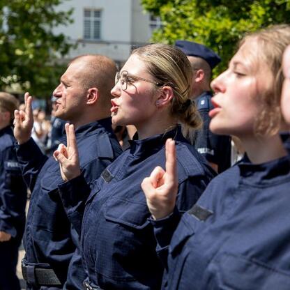 Zdjęcie przedstawia uroczystość Święta Policji w Rybniku, gdzie policjanci składają przysięgę, symbolizującą poświęcenie i zaangażowanie w służbę społeczeństwu. (wygenerowano przez AI)