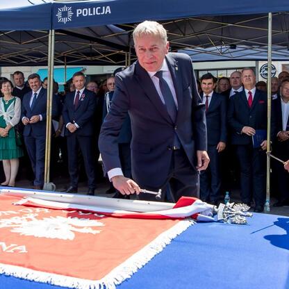 Wojciech Saługa, Marszałek Województwa Śląskiego, uczestniczy w ceremonii otwarcia nowego sztandaru policji podczas Święta Policji w Rybniku. (wygenerowano przez AI)
