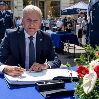Wojciech Saługa, Marszałek Województwa Śląskiego, podpisuje dokument na Silesian Voivodeship Police Day w Rybniku. (wygenerowano przez AI)