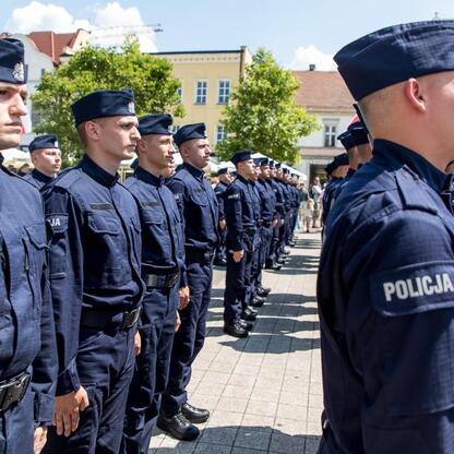 Formalna uroczystość na rynku w Rybniku, gdzie policjanci uczestniczą w obchodach Święta Policji. (wygenerowano przez AI)