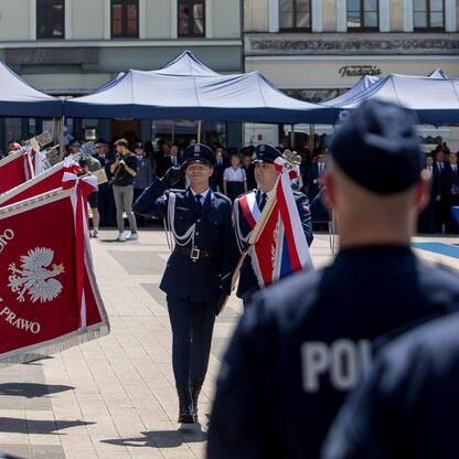 Zaprezentowane na zdjęciu uczestnicy uroczystości Święta Policji w Rybniku, Śląsk, 2023. (wygenerowano przez AI)
