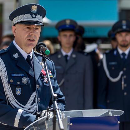 Rybnicki rynkowy obchód Święta Policji z udziałem samorządowców i parlamentarzystów. (wygenerowano przez AI)