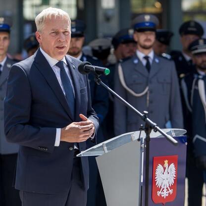 Wojciech Saługa, Marszałek Województwa Śląskiego, przemawia na 2023 Voivodeship Police Day w Rybniku. (wygenerowano przez AI)
