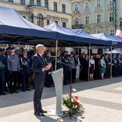 2023 Wroclaw Voivodeship Police Day, Rybnik, Marszałek Wojciech Saługa, sztandar, odznaczenia, policjanci w formacji. (wygenerowano przez AI)