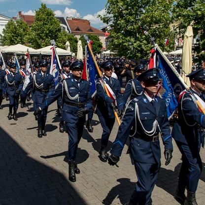 Zaprezentowane na zdjęciu uczestnicy uroczystości Święta Policji w Rybniku, Śląsk, 2023. (wygenerowano przez AI)