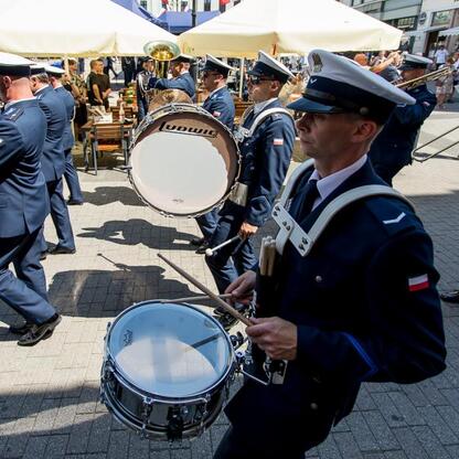 Zaprezentowane na zdjęciu uczestnicy uroczystości Święta Policji w Rybniku, Śląsk, 2023. (wygenerowano przez AI)