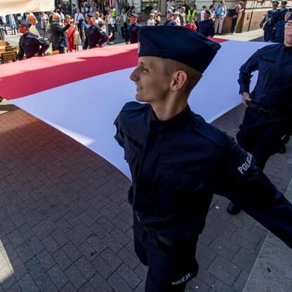 Zaprezentowane na zdjęciu uczestnicy uroczystości z okazji Święta Policji w Rybniku, Śląsk, 2023. (wygenerowano przez AI)