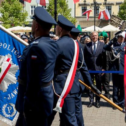 Wojciech Saługa, Marszałek Województwa Śląskiego, uczestniczy w uroczystościach Święta Policji w Rybniku. (wygenerowano przez AI)
