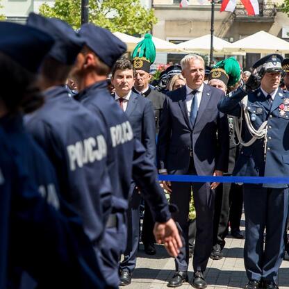 Wojciech Saługa, Marszałek Województwa Śląskiego, wraz z dignitarami uczestniczy w uroczystościach na Rybnickim rynku. (wygenerowano przez AI)