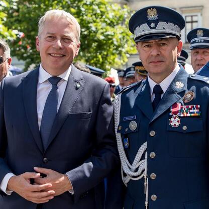 Wojciech Saługa, Marszałek Województwa Śląskiego, uczestniczy w uroczystościach z okazji Święta Policji w Rybniku. (wygenerowano przez AI)