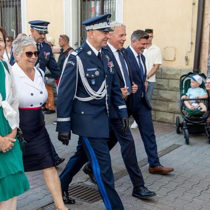 Zdjęcie przedstawia uroczystość Święta Policji w Rybniku, z udziałem marszałka Wojciecha Saługi i innych dignitariuszy. (wygenerowano przez AI)