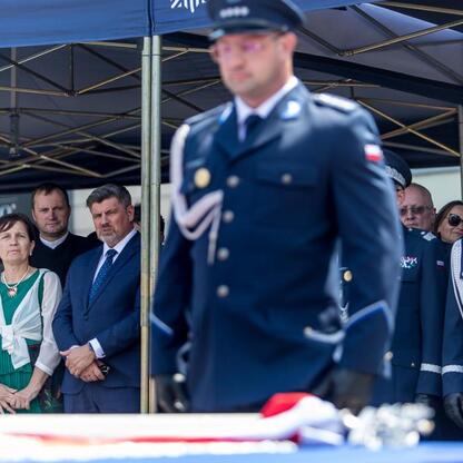 Formalna uroczystość na rynku w Rybniku z okazji Święta Policji, z udziałem wojewody i dignitarzy, z fokusem na policjantów. (wygenerowano przez AI)