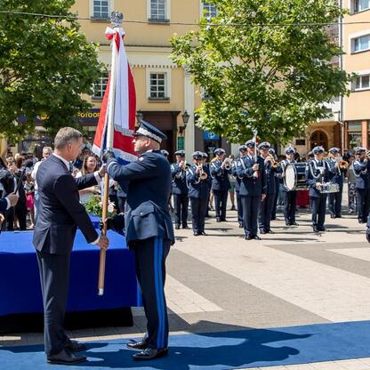 Ceremonialny transfer flagi podczas Święta Policji w Rybniku, Śląsk. (wygenerowano przez AI)