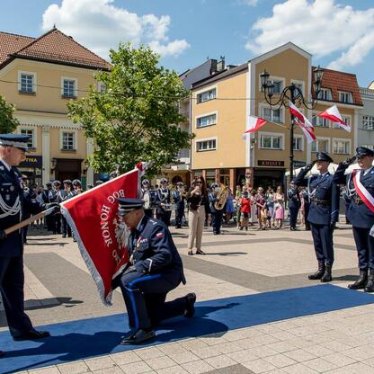 Ceremonialny przemarsz policjantów z flagami na Silesian Province Police Day w Rybniku, Polska. (wygenerowano przez AI)