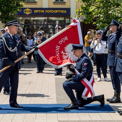 Ceremonia flagi na Święcie Policji w Rybniku, 2023. (wygenerowano przez AI)