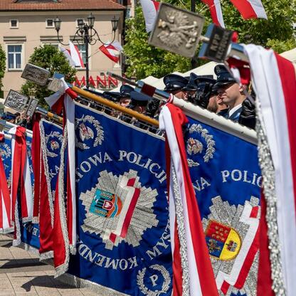 Rybnickie obchody Święta Policji z 2023 roku. Marsz policyjny z ornamentowymi sztandarami. (wygenerowano przez AI)