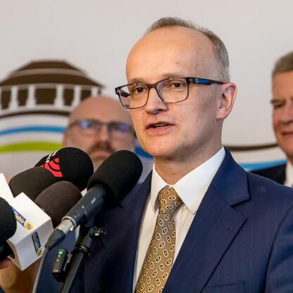 Konferencja prasowa w Sławkowie: rozmowy o budowie nowego połączenia drogowego. (wygenerowano przez AI)
