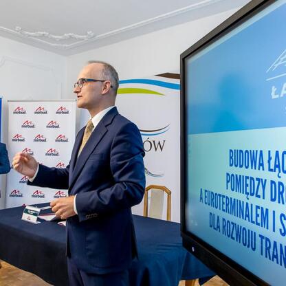 Prasa zgromadzona na konferencji prasowej w Sławkowie, prezentująca nową infrastrukturę drogową. (wygenerowano przez AI)
