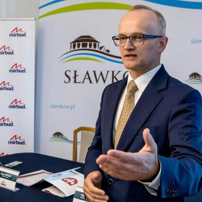 Uroczysta konferencja prasowa w Sławkowie o przebudowie drogi DK94 i Euroterminalu. (wygenerowano przez AI)