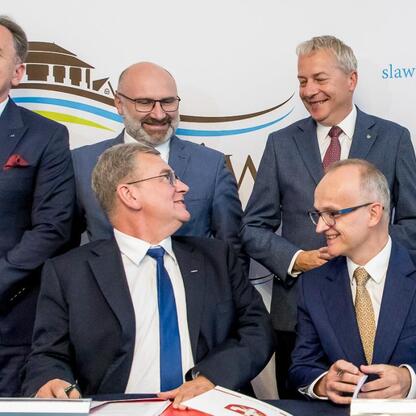 Wojciech Saługa, Marszałek Województwa Śląskiego, podpisuje umowę o budowę nowego drogowego łącznika w Sławkowie. (wygenerowano przez AI)