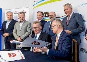 Konferencja prasowa w Euroterminal Sławków o inwestycji w infrastrukturę drogową. (wygenerowano przez AI)