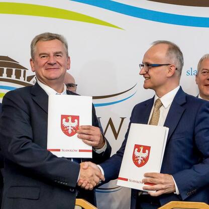 Wojciech Saługa, Marszałek Województwa Śląskiego, podczas ceremonii podpisania umowy na budowę nowego łącznika drogowego w Sławkowie. (wygenerowano przez AI)