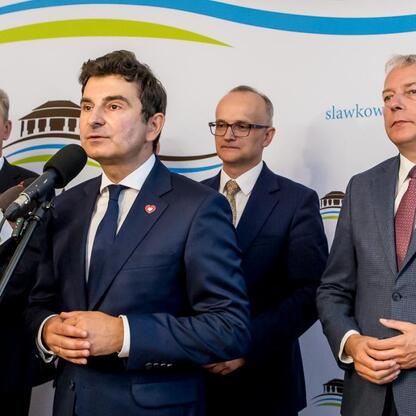 Wojciech Saługa, Marszałek Województwa Śląskiego, prowadzi konferencję prasową o budowie nowego połączenia drogowego w Sławkowie. (wygenerowano przez AI)