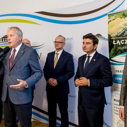 Wojciech Saługa, Marszałek Województwa Śląskiego, oraz Rafał Adamczyk, burmistrz Sławkowa, uczestniczą w konferencji prasowej dotyczącej największej inwestycji w historii miasta. (wygenerowano przez AI)