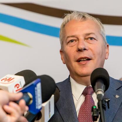 Marszałek Wojciech Saługa przemawia na konferencji prasowej w Sławkowie, oznaczając ważny krok w realizacji inwestycji w infrastrukturę drogową. (wygenerowano przez AI)
