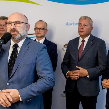Wojciech Saługa, Marszałek Województwa Śląskiego, przemawia na konferencji prasowej o inwestycji w Euroterminal w Sławkowie. (wygenerowano przez AI)
