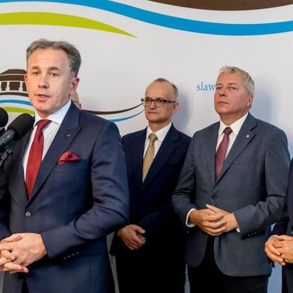 Wojciech Saługa, Marszałek Województwa Śląskiego, przemawia na konferencji prasowej o inwestycji w Sławków. (wygenerowano przez AI)