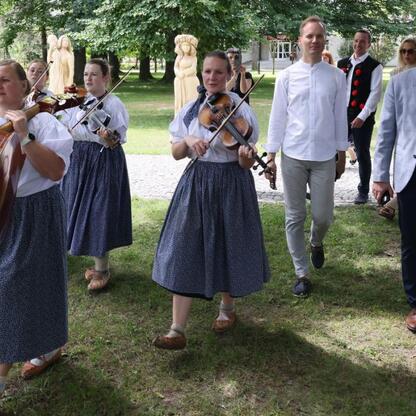 Festiwal Kultury Beskidzkiej w parku, muzyka i tradycje. (wygenerowano przez AI)