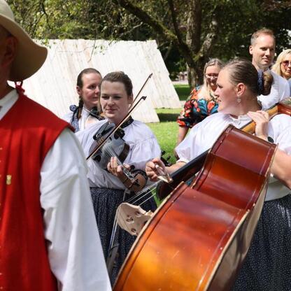 Festiwal Kultury Beskidzkiej, muzyka i taniec w Beskidach. (wygenerowano przez AI)