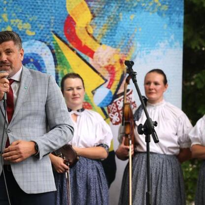 Tydzień Kultury Beskidzkiej: Festiwal Folklorystyczny z muzyką, tańcem i śpiewem. (wygenerowano przez AI)