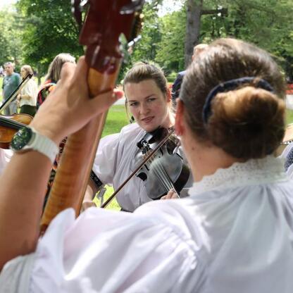 Festiwal Tydzień Kultury Beskidzkiej, gdzie muzyka i tradycje wypełniają Beskidy. (wygenerowano przez AI)