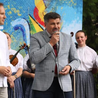 Tydzień Kultury Beskidzkiej: Festiwal Folklorystyczny z muzyką i tradycjami. (wygenerowano przez AI)