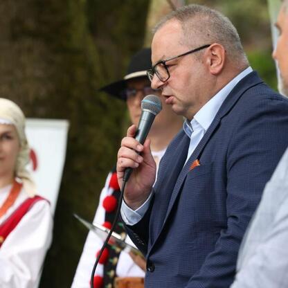 Festiwal Kultury Beskidzkiej, muzyka, taniec i śpiew w Beskidach. (wygenerowano przez AI)