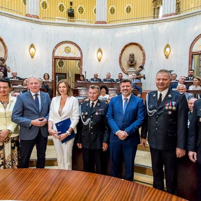 Grupa oficjalna z okazji dostawy nowych wozów strażackich w regionie Śląskim. (wygenerowano przez AI)