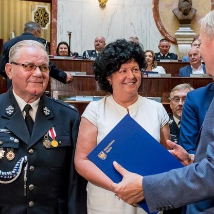 Nowoczesne samochody ratowniczo-gaśnicze dla OSP w regionie Śląskim. (wygenerowano przez AI)