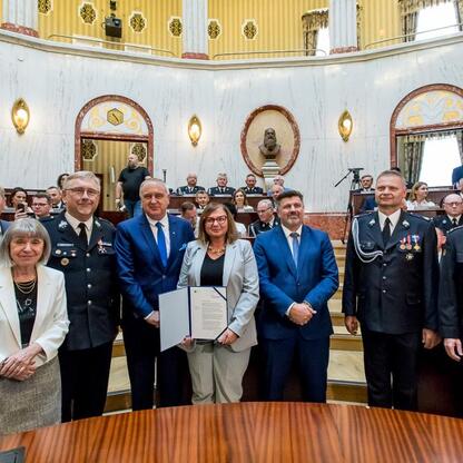 Województwo Śląskie: Uroczyste przekazanie promes na nowe samochody ratowniczo-gaśnicze dla OSP. (wygenerowano przez AI)
