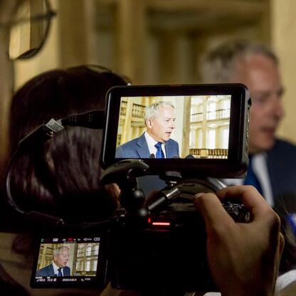 Wojciech Saługa, Marszałek Województwa Śląskiego, przemawia na konferencji prasowej o dostarczeniu nowych wozów strażackich. (wygenerowano przez AI)