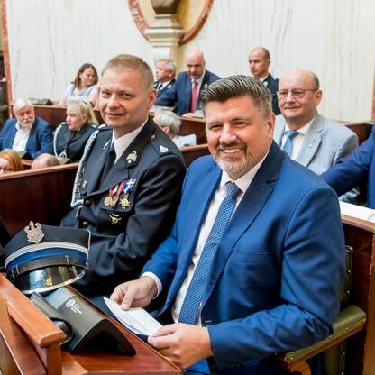 Uroczystość wręczenia promes na nowe samochody ratowniczo-gaśnicze dla OSP w regionie Śląskim. (wygenerowano przez AI)