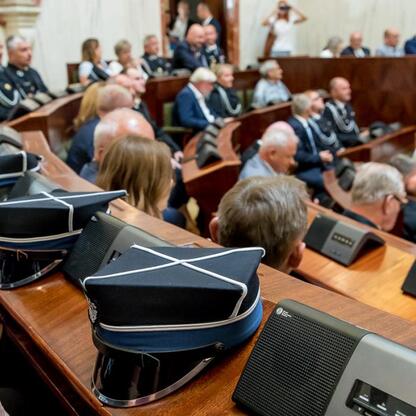 Uroczystość wręczenia nowoczesnych samochodów ratowniczo-gaśniczych dla OSP w regionie Śląskim. (wygenerowano przez AI)