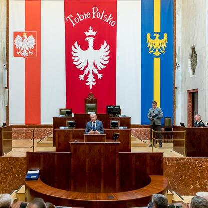 Wojciech Saługa, Marszałek Województwa Śląskiego, prowadzi uroczystość wręczenia promes na dofinansowanie zakupu nowoczesnych samochodów ratowniczo-gaśniczych dla OSP w regionie. (wygenerowano przez AI)