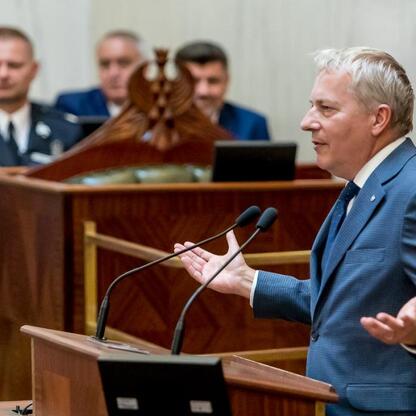 Marszałek Wojciech Saługa i Rafał Adamczyk przemawiają na uroczystości wręczenia nowych wozów ratowniczo-gaśniczych. (wygenerowano przez AI)